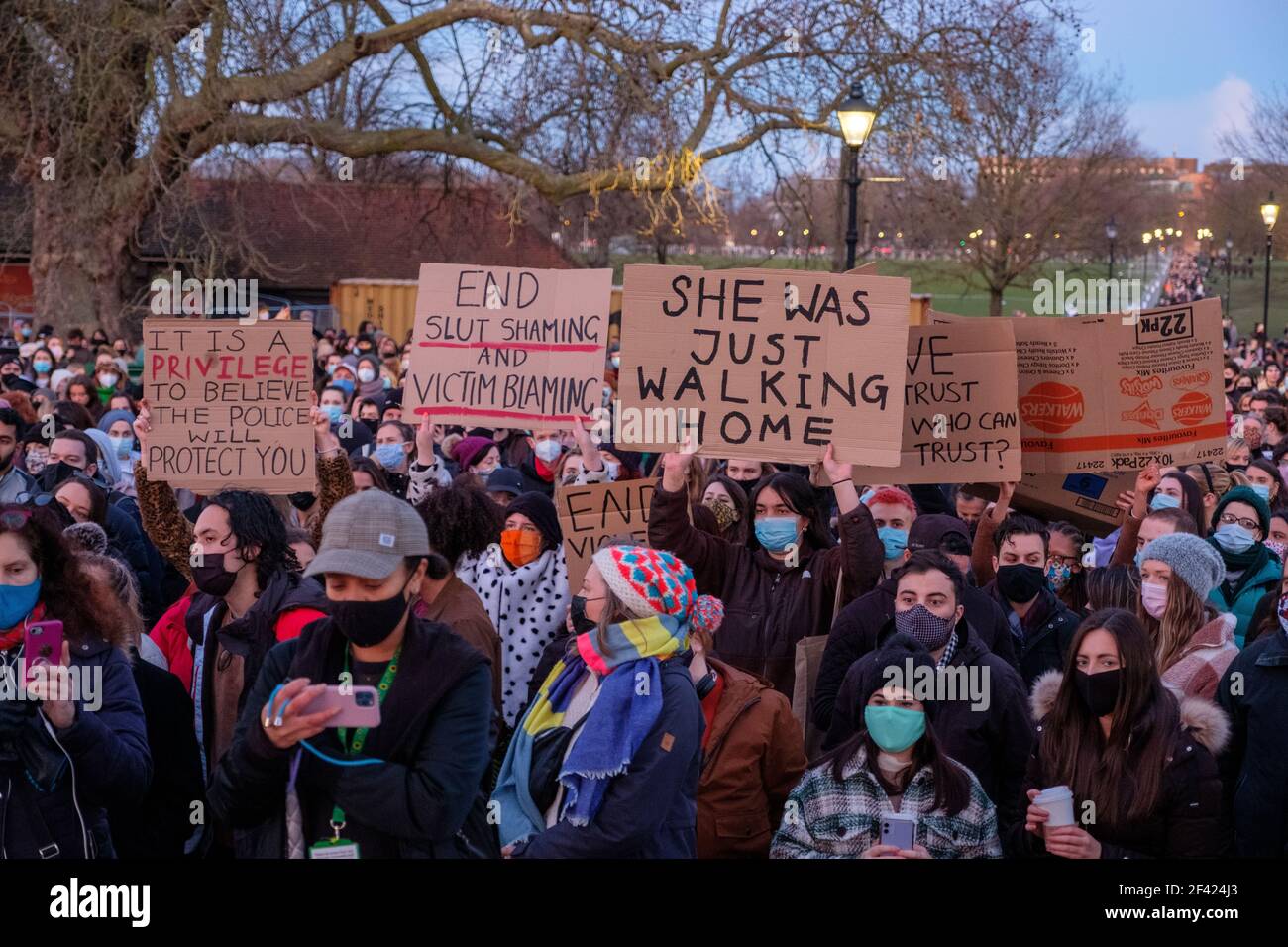 Londres, Reino Unido. 13th de marzo de 2021. La gente asiste a una Vigilia en memoria de Sarah Everard en el quiosco de música Clapham Common, donde se han ido acumulando tributos florales. Los restos de la Sra. Everard se encontraron en una zona boscosa de Ashford, una semana después de que desaparecida mientras caminaba a casa de visitar a un amigo en Clapham. Wayne Couzens, oficial de policía metropolitana, ha sido acusado de secuestrar y asesinar a las mujeres, lo que ha puesto en duda su seguridad. La policía está siendo criticada por su respuesta a la Vigilia, donde la aplicación del Reglamento Covid terminó con la detención de 4 personas. Crédito: Joao Daniel PE Foto de stock