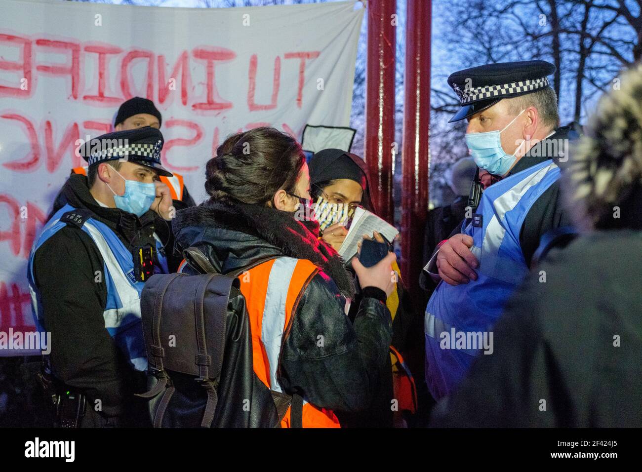 Londres, Reino Unido. 13th de marzo de 2021. La gente asiste a una Vigilia en memoria de Sarah Everard en el quiosco de música Clapham Common, donde se han ido acumulando tributos florales. Los restos de la Sra. Everard se encontraron en una zona boscosa de Ashford, una semana después de que desaparecida mientras caminaba a casa de visitar a un amigo en Clapham. Wayne Couzens, oficial de policía metropolitana, ha sido acusado de secuestrar y asesinar a las mujeres, lo que ha puesto en duda su seguridad. La policía está siendo criticada por su respuesta a la Vigilia, donde la aplicación del Reglamento Covid terminó con la detención de 4 personas. Crédito: Joao Daniel PE Foto de stock