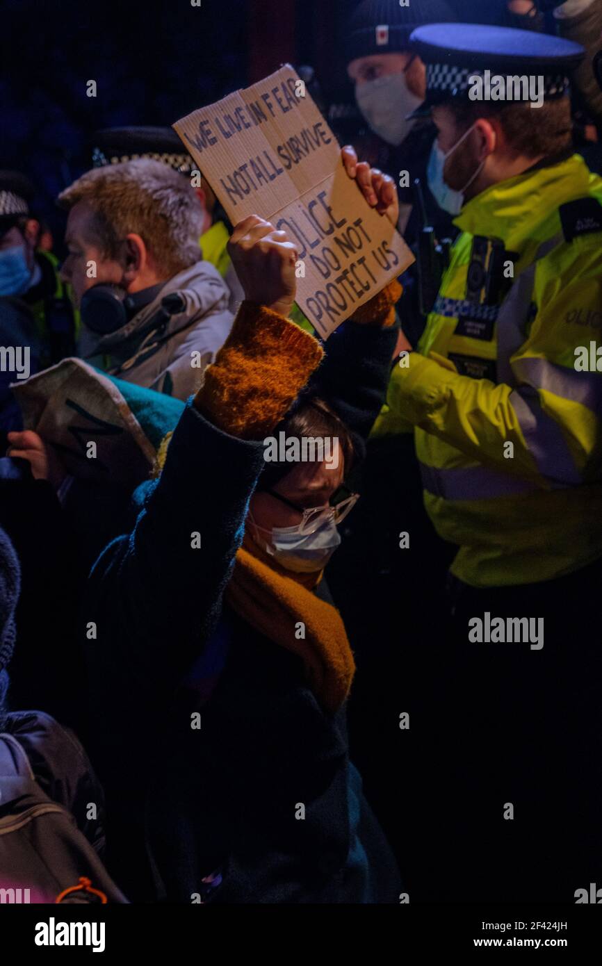 Londres, Reino Unido. 13th de marzo de 2021. La gente asiste a una Vigilia en memoria de Sarah Everard en el quiosco de música Clapham Common, donde se han ido acumulando tributos florales. Los restos de la Sra. Everard se encontraron en una zona boscosa de Ashford, una semana después de que desaparecida mientras caminaba a casa de visitar a un amigo en Clapham. Wayne Couzens, oficial de policía metropolitana, ha sido acusado de secuestrar y asesinar a las mujeres, lo que ha puesto en duda su seguridad. La policía está siendo criticada por su respuesta a la Vigilia, donde la aplicación del Reglamento Covid terminó con la detención de 4 personas. Crédito: Joao Daniel PE Foto de stock