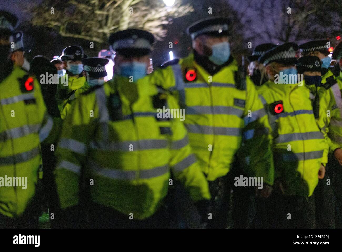 Londres, Reino Unido. 13th de marzo de 2021. La gente asiste a una Vigilia en memoria de Sarah Everard en el quiosco de música Clapham Common, donde se han ido acumulando tributos florales. Los restos de la Sra. Everard se encontraron en una zona boscosa de Ashford, una semana después de que desaparecida mientras caminaba a casa de visitar a un amigo en Clapham. Wayne Couzens, oficial de policía metropolitana, ha sido acusado de secuestrar y asesinar a las mujeres, lo que ha puesto en duda su seguridad. La policía está siendo criticada por su respuesta a la Vigilia, donde la aplicación del Reglamento Covid terminó con la detención de 4 personas. Crédito: Joao Daniel PE Foto de stock