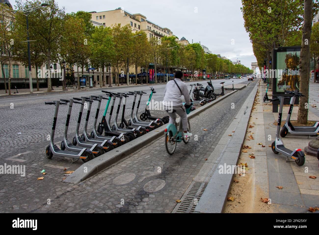 Alquiler de motos eléctricas estacionadas a lo largo de la avenida de los  Campos Elíseos, París, Francia. Los scooters eléctricos son convenientes y  ecológicos Fotografía de stock - Alamy
