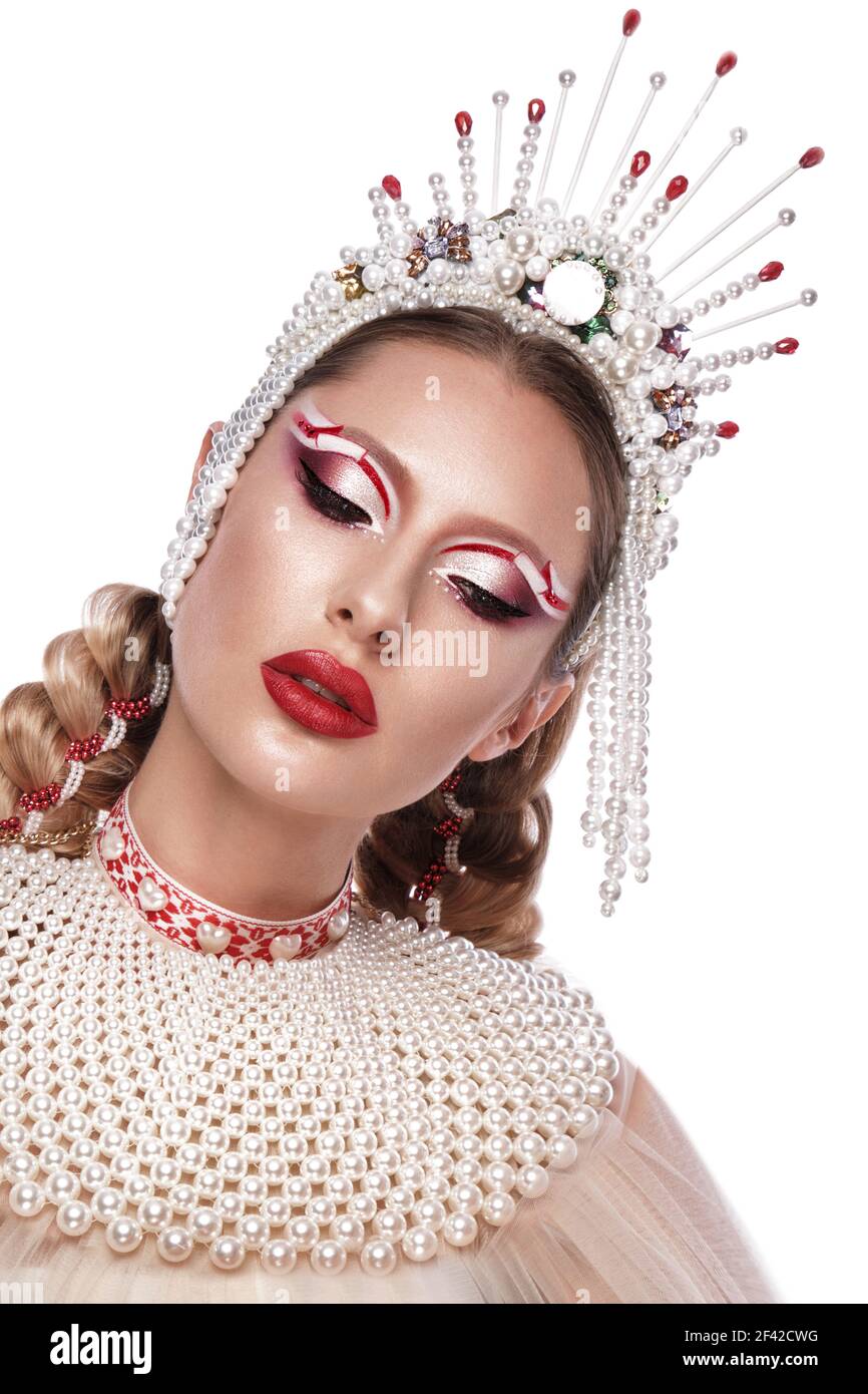 Hermosa mujer en un estilo creativo con maquillaje brillante y.. ropa blanca  y accesorios Fotografía de stock - Alamy