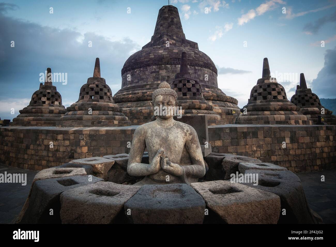 Ruinas antiguas de Borobudur, un templo budista mahayana del siglo 9th en Magelang Regency cerca de Yogyakarta en Java Central, Indonesia. Foto de stock