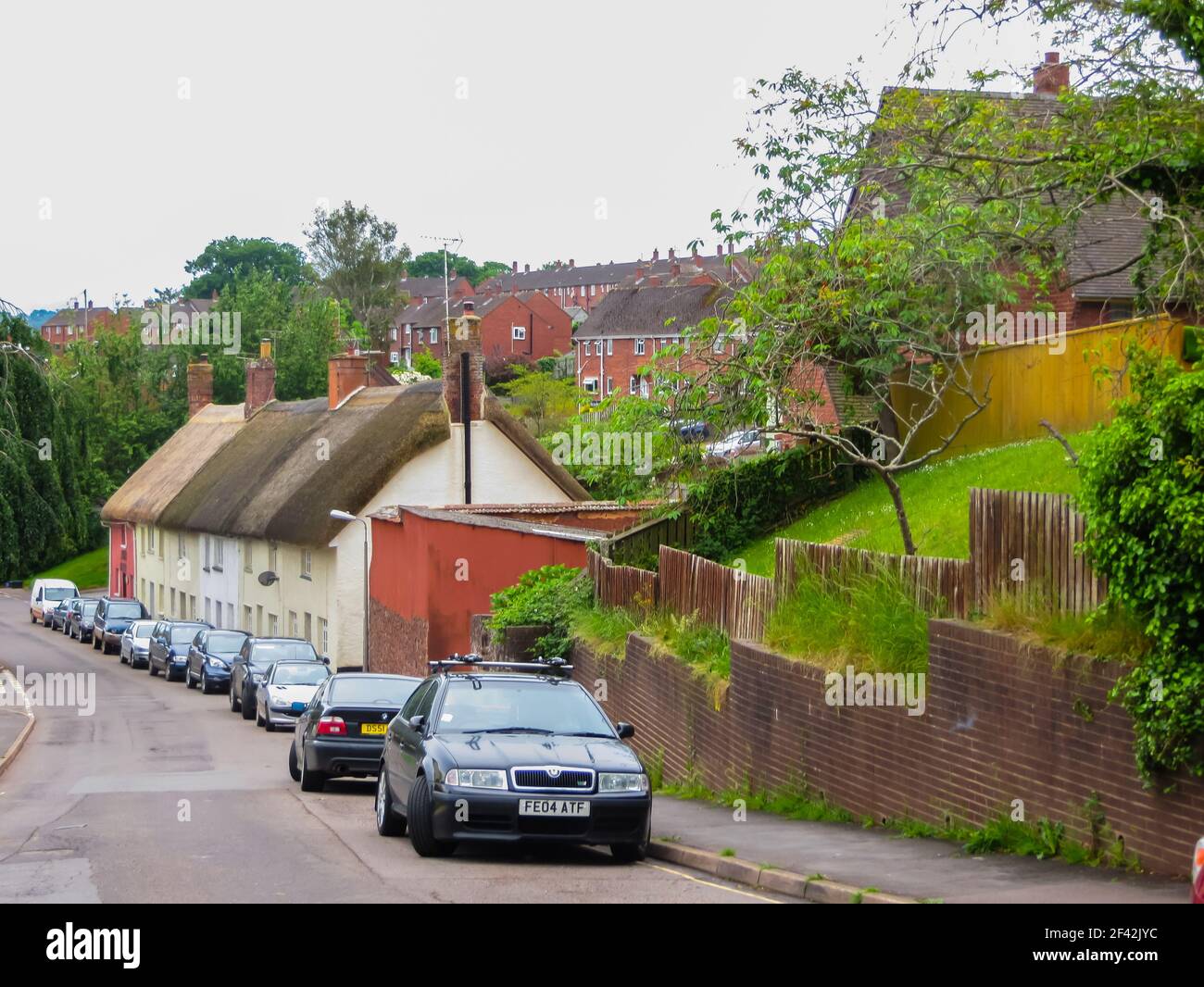 Casas y calles en el sureste de Inglaterra en una ciudad provincial, Devon, Crediton, 2018 Foto de stock