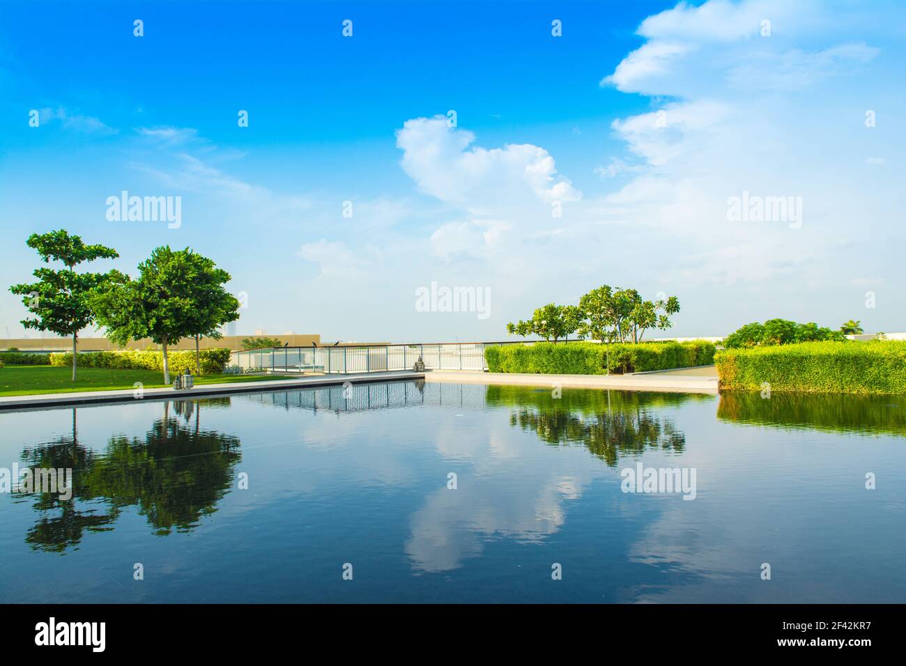 Ajman, Emiratos Árabes Unidos - 30 de octubre de 2018: Paisaje con piscina de laguna y jardín en un hotel de lujo en la costa de al Zorah Foto de stock