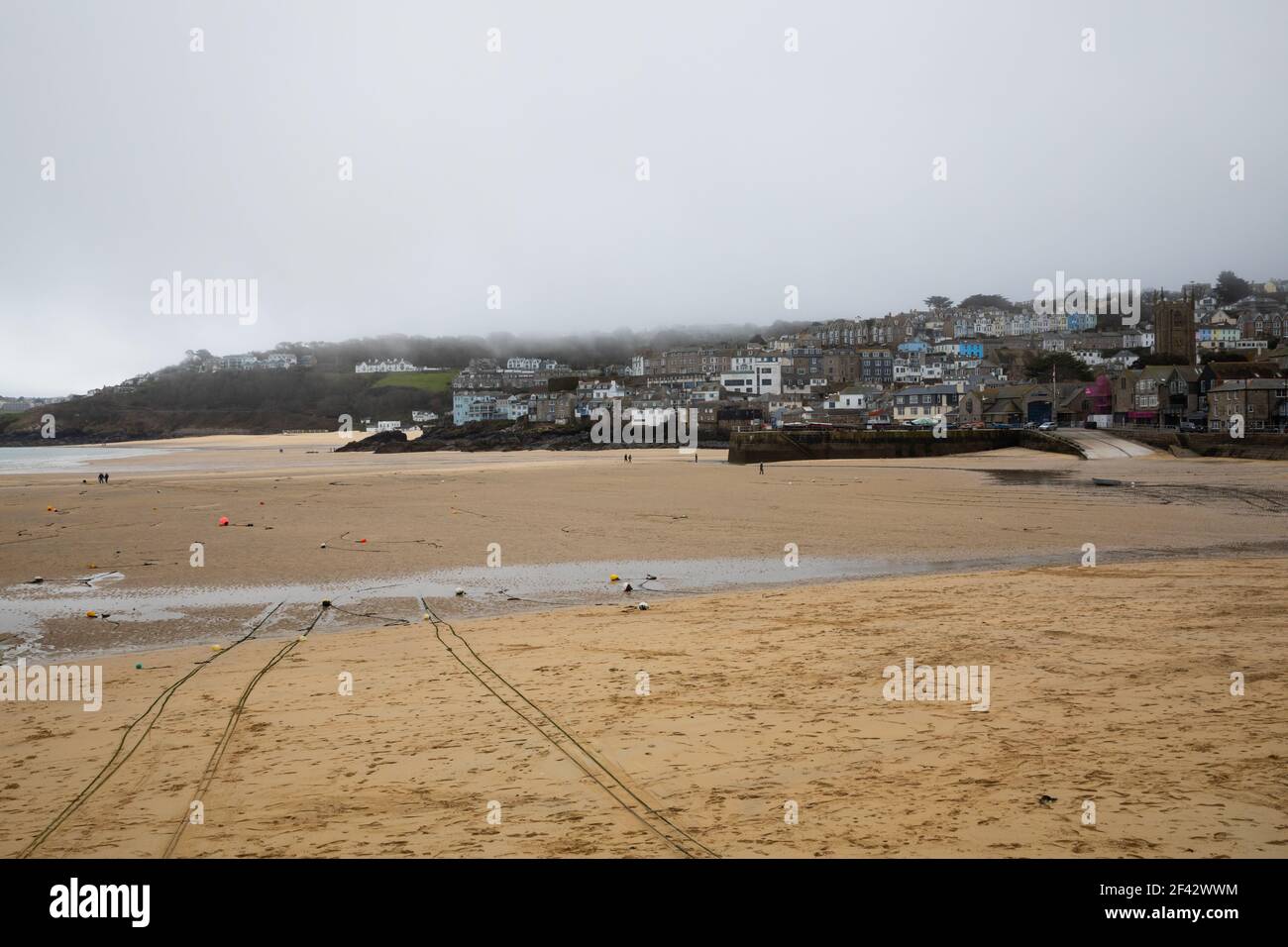 St Ives Harbor en la marea baja durante el invierno, Cornwall, Reino Unido Foto de stock