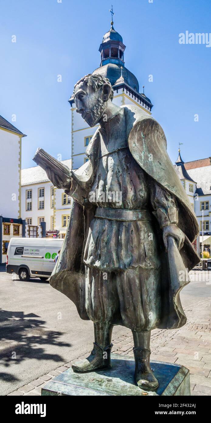 Estatua de bronce de Friedrich Spee un sacerdote jesuita, profesor y poeta, más conocido como un oponente enérgico de las pruebas de brujas, Paderborn, Renania del Norte-W. Foto de stock