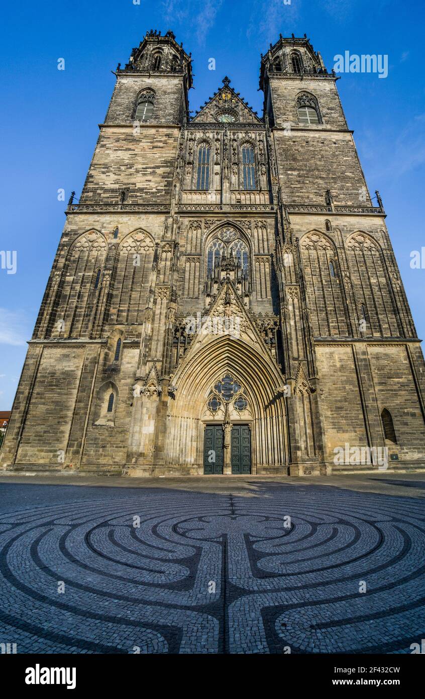 Vista frontal de la fachada oeste de la catedral gótica de Magdeburg, Magdeburg Sajonia-Anhalt, Alemania Foto de stock