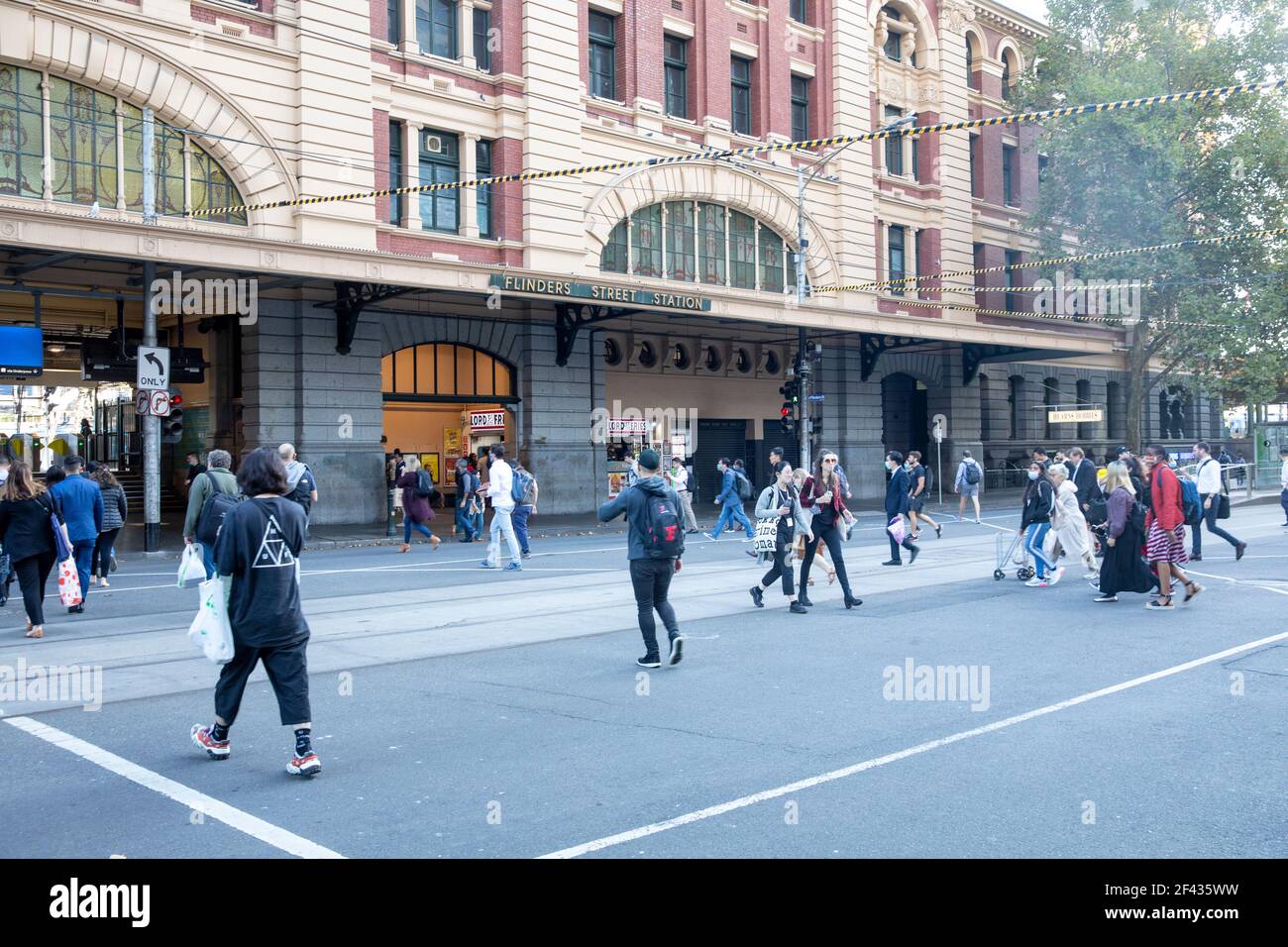 Estación de tren Flinders Street en Melbourne con los viajeros a pie La estación, Melbourne, Australia Foto de stock