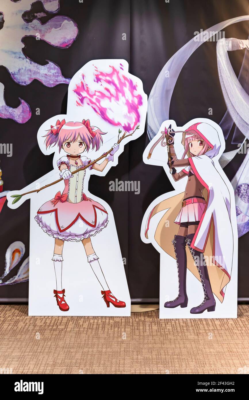 tokio, japón - abril 30 2018: Chicas mágicas standee tamaño natural del  anime japonés Puella Magi Madoka Magica durante la exposición de Shaft  animatio Fotografía de stock - Alamy