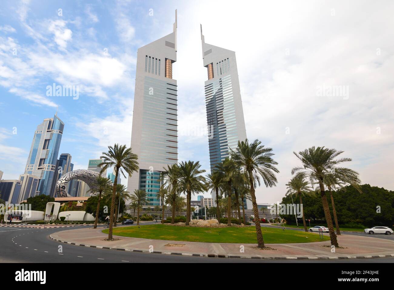 El edificio Emirates Towers, que consta de la torre Emirates Office Tower y el Jumeirah Emirates Towers Hotel en el distrito financiero de Dubai. Foto de stock