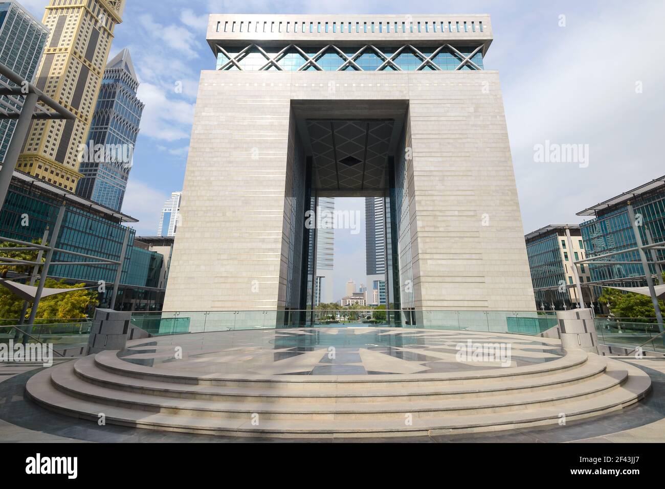 El edificio Gate en el Dubai International Financial Center en Dubai, Emiratos Árabes Unidos. Puerta de construcción de DIFC en la avenida del distrito financiero. Foto de stock
