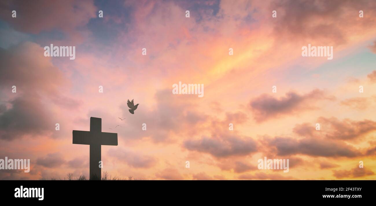 Silueta crucifijo de jesucristo en la cruz en el calvario puesta de sol fondo concepto para el viernes Santo se ha levantado en el día de pascua, el viernes Santo culto en Dios, Foto de stock