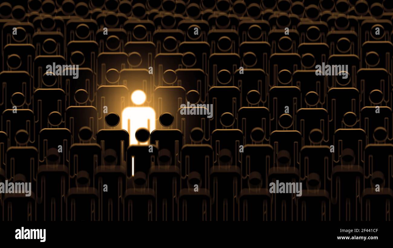 Un hombre de negocios de talento brillante que se alaba de una gran multitud. Grupo e individualidad, diferencia e independencia, concepto de iluminación, idea creativa Foto de stock