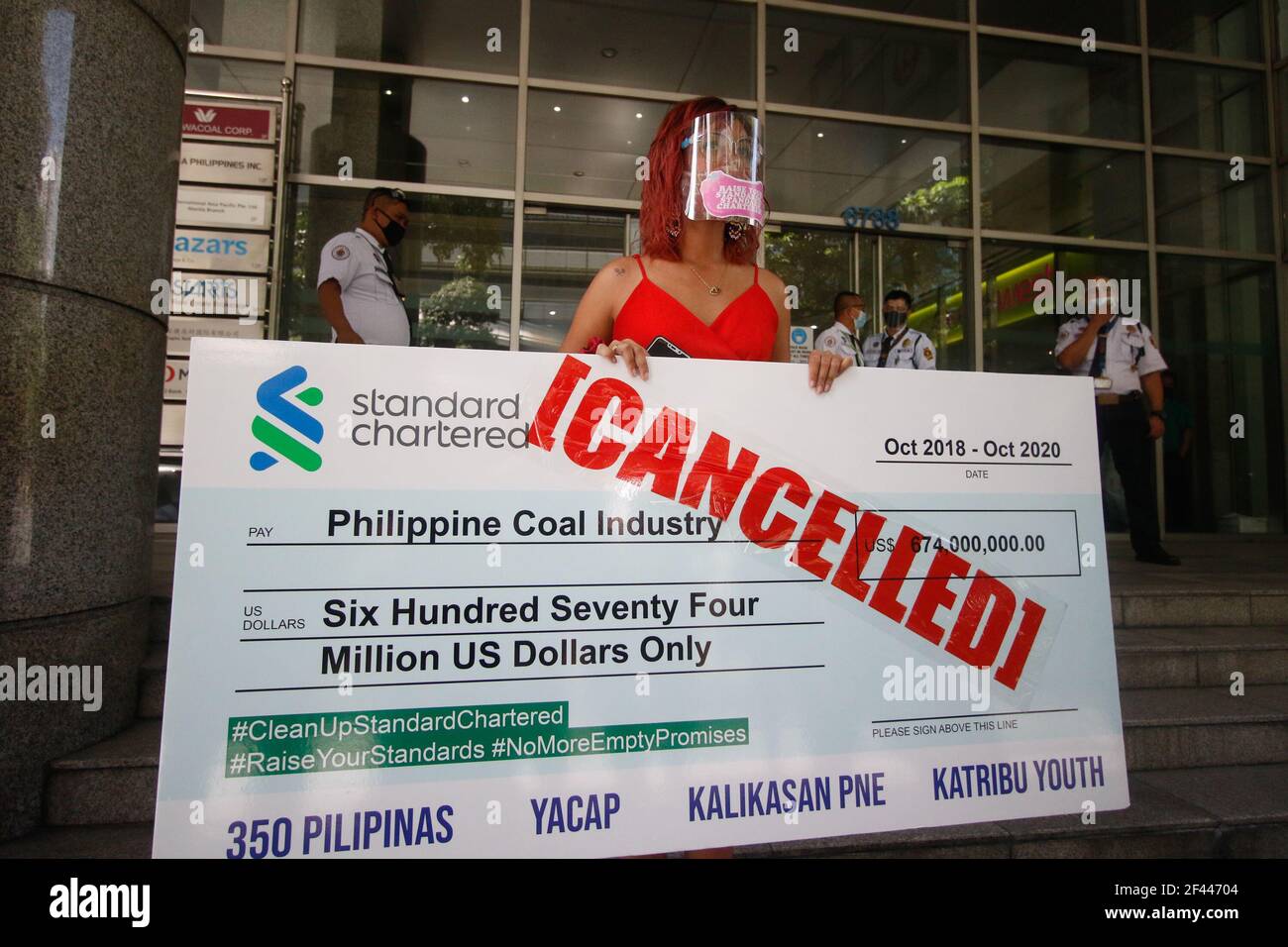 Makati, Filipinas. 19th de marzo de 2021. Los activistas del clima mantuvieron un gigantesco cheque cancelado, ya que protestaron frente al Standard Chartered Bank. Piden al banco que deje de financiar proyectos de energía del carbón. Crédito: Mayoría Mundial CIC/Alamy Live News Foto de stock