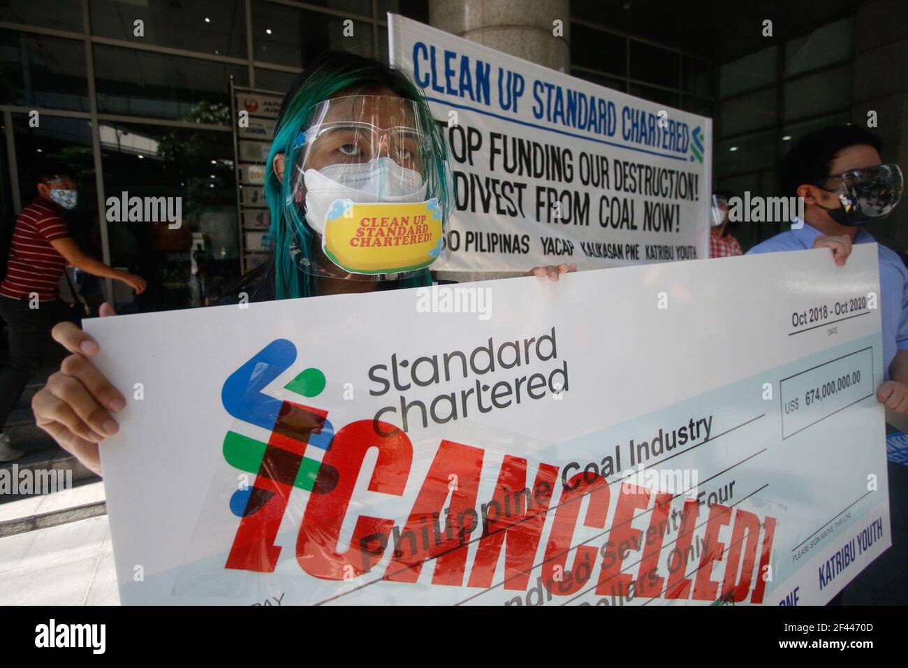 Makati, Filipinas. 19th de marzo de 2021. Los activistas del clima mantuvieron un gigantesco cheque cancelado, ya que protestaron frente al Standard Chartered Bank. Piden al banco que deje de financiar proyectos de energía del carbón. Crédito: Mayoría Mundial CIC/Alamy Live News Foto de stock