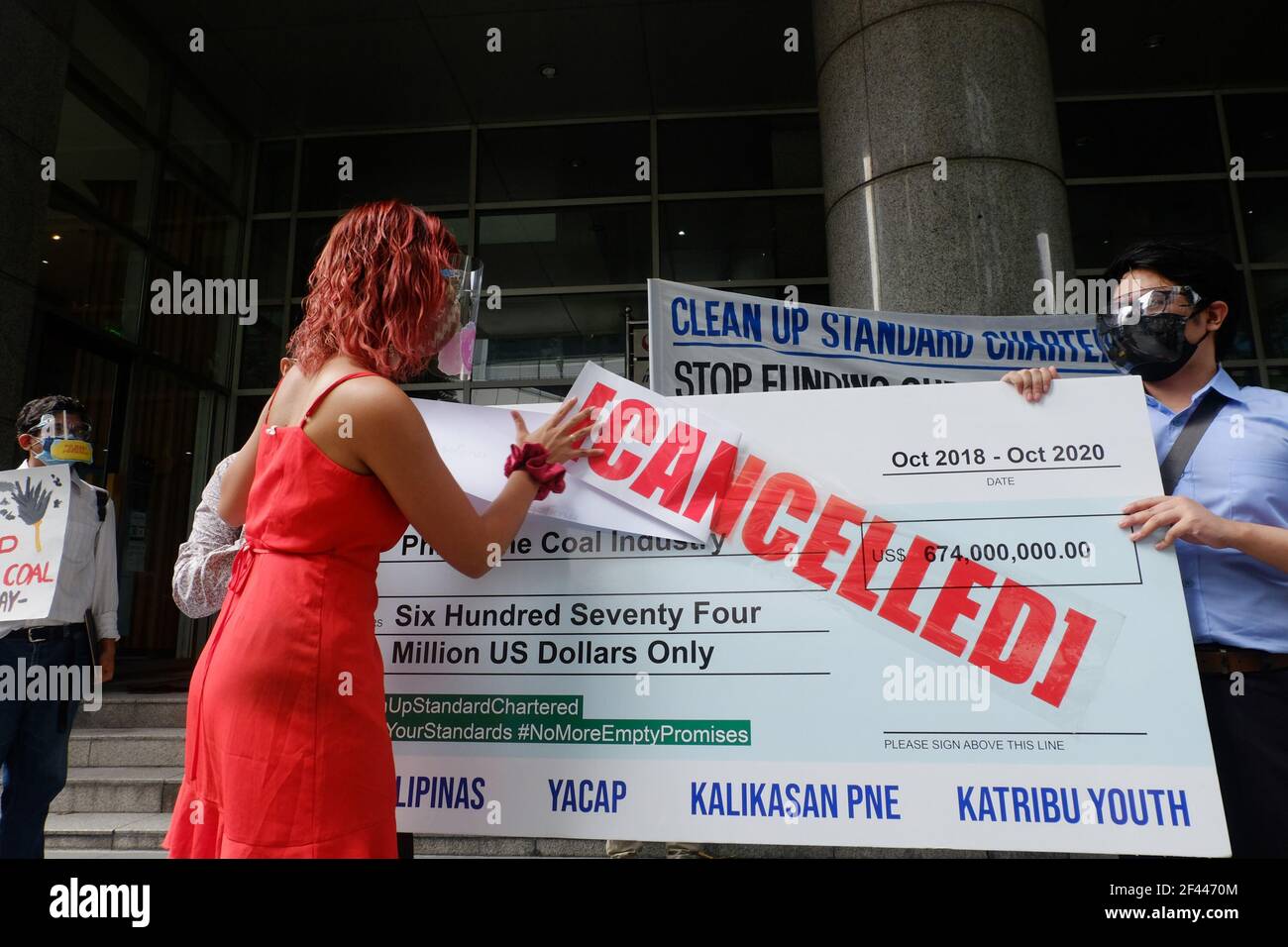 Makati, Filipinas. 19th de marzo de 2021. Los activistas del clima mantuvieron un gigantesco cheque cancelado, ya que protestaron frente al Standard Chartered Bank. Piden al banco que deje de financiar proyectos de energía del carbón. Crédito: Mayoría Mundial CIC/Alamy Live News Foto de stock