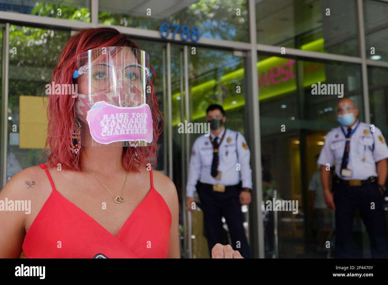 Makati, Filipinas. 19th de marzo de 2021. Los activistas del clima mantuvieron un gigantesco cheque cancelado, ya que protestaron frente al Standard Chartered Bank. Piden al banco que deje de financiar proyectos de energía del carbón. Crédito: Mayoría Mundial CIC/Alamy Live News Foto de stock