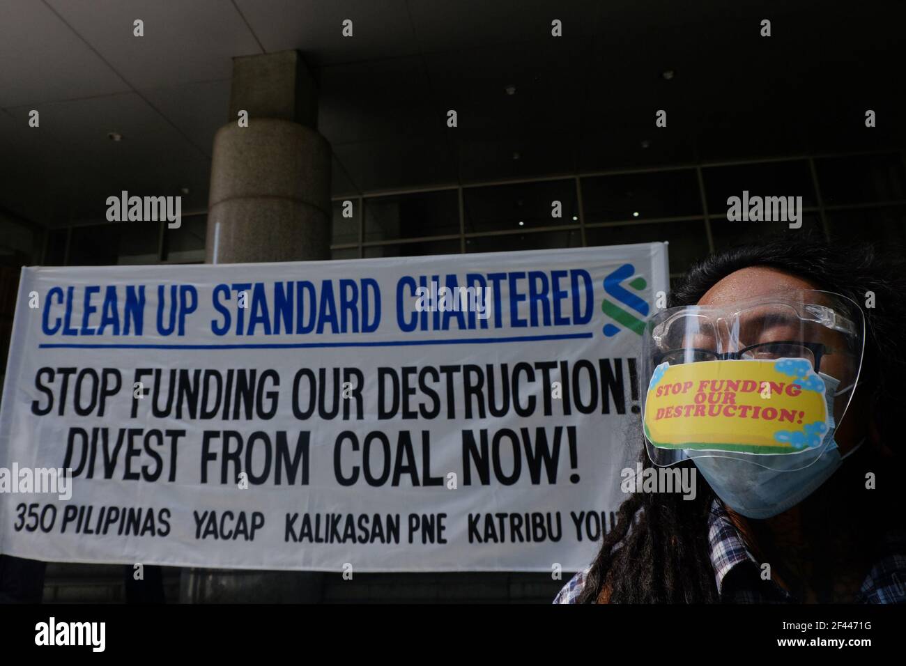 Makati, Filipinas. 19th de marzo de 2021. Los activistas del clima mantuvieron un gigantesco cheque cancelado, ya que protestaron frente al Standard Chartered Bank. Piden al banco que deje de financiar proyectos de energía del carbón. Crédito: Mayoría Mundial CIC/Alamy Live News Foto de stock