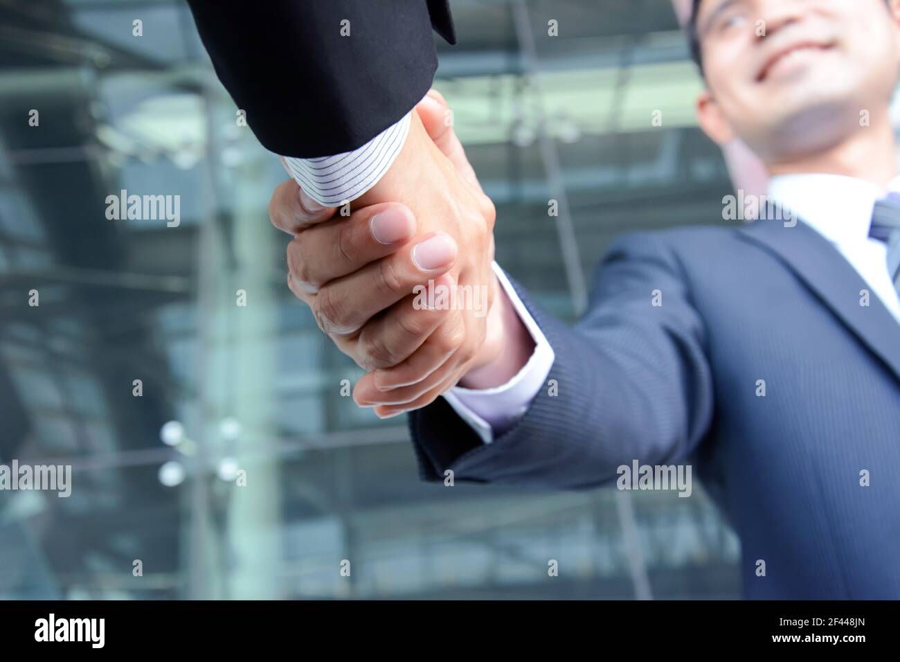 Apretón de manos de hombres de negocios - éxito, felicitaciones, saludo y conceptos de socios de negocios Foto de stock