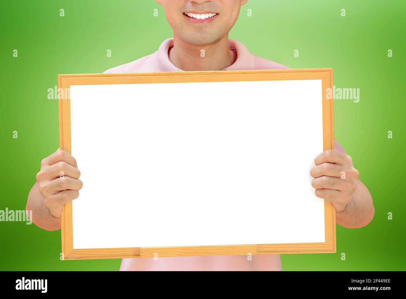 Hombre sonriente sosteniendo pizarra blanca vacía - puede llenar sus textos  y se utiliza como placa, aviso y publicidad, etc Fotografía de stock - Alamy