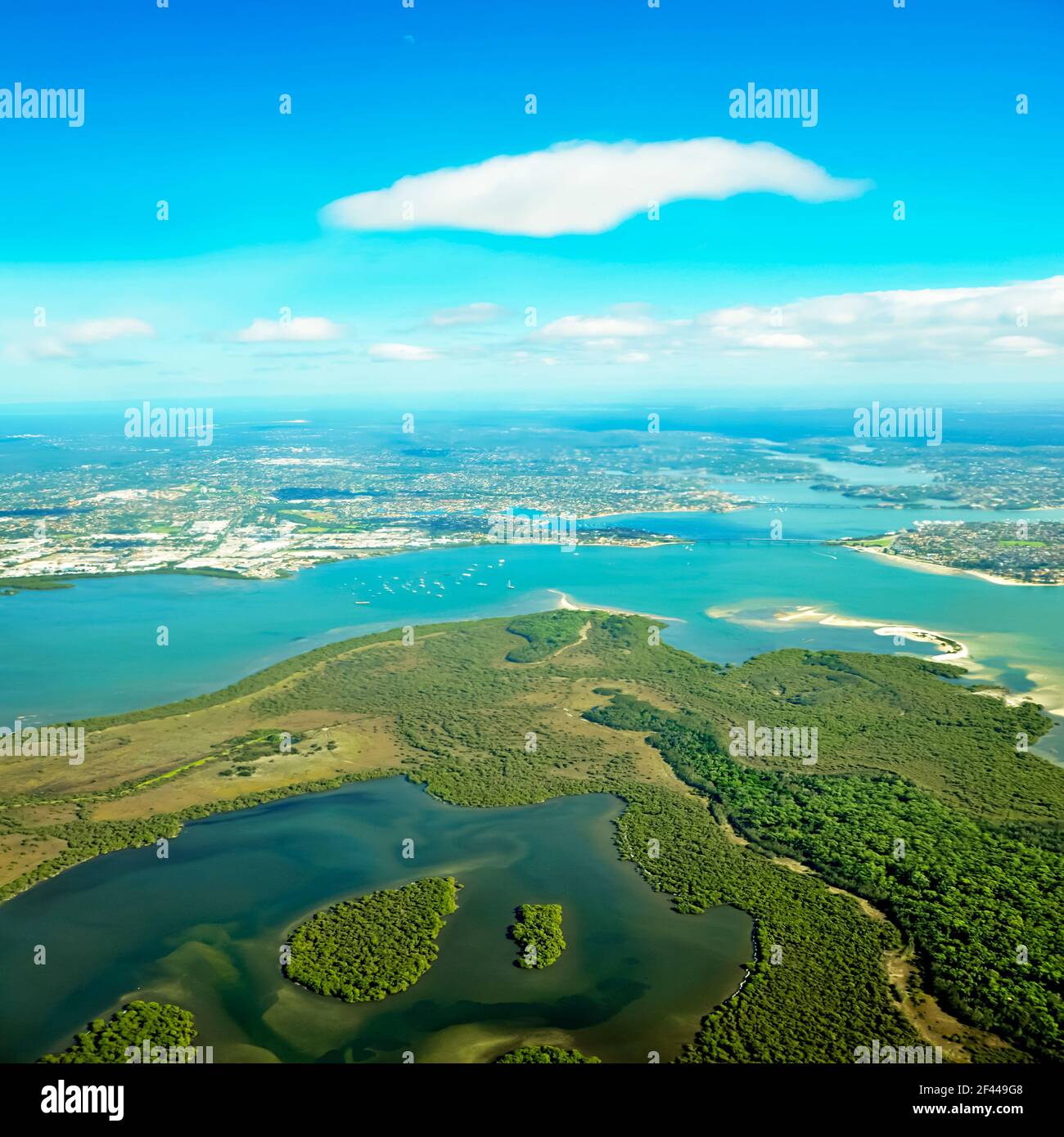 Vista aérea de la tierra y el agua Foto de stock
