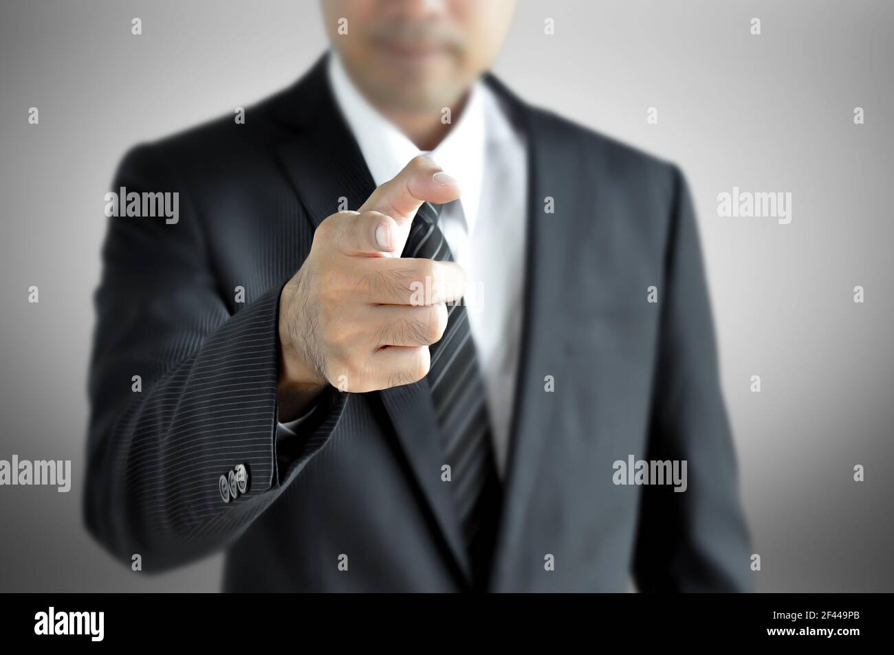 Hombre de negocios con la mano apuntando con el dedo hacia usted Foto de stock