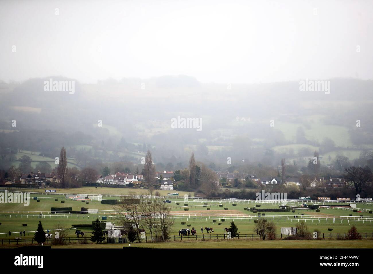 Un general con caballos en las gallops con las colinas Malvern en la distancia antes del día cuatro del Festival de Cheltenham en el hipódromo de Cheltenham. Foto fecha: Viernes 19 de marzo de 2021. Foto de stock