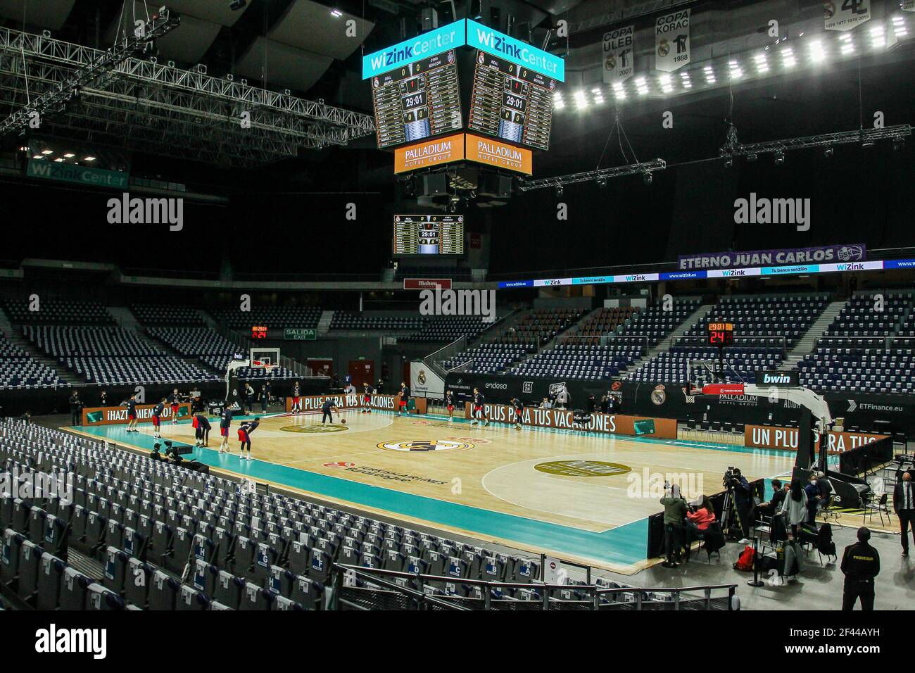 Vista general dentro del WiZink Center durante el partido de baloncesto de  la Euroliga de Turkish Airlines entre el Real Madrid y el CSKA Moscú el 18  de marzo de 2021 en