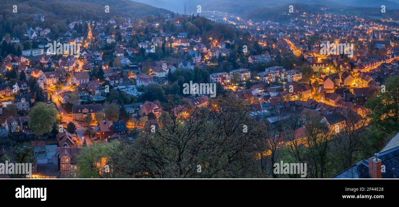 Geografía / viajes, Alemania, Sajonia-Anhalt, panorama de la ciudad de Wernigerode por la noche, Derechos adicionales-liquidación-Info-no-disponible Foto de stock