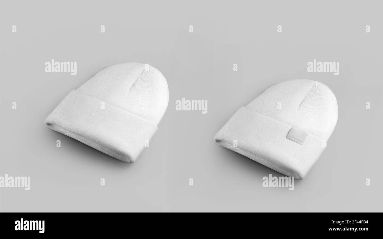 Blanco blanco blanco woolen beanie mascup con etiqueta, moderno sombrero unisex aislado en el fondo. Elegante plantilla de ropa de cabeza cálida para proteger la cabeza en invierno Foto de stock