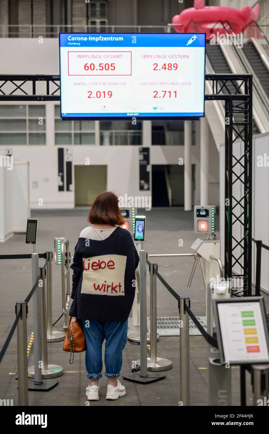 ALEMANIA, Hamburgo, Corona pandémica, el mayor centro de vacunación de Alemania, para un máximo diario de 7000 personas, entrada para empleados con pruebas digitales de temperatura Foto de stock