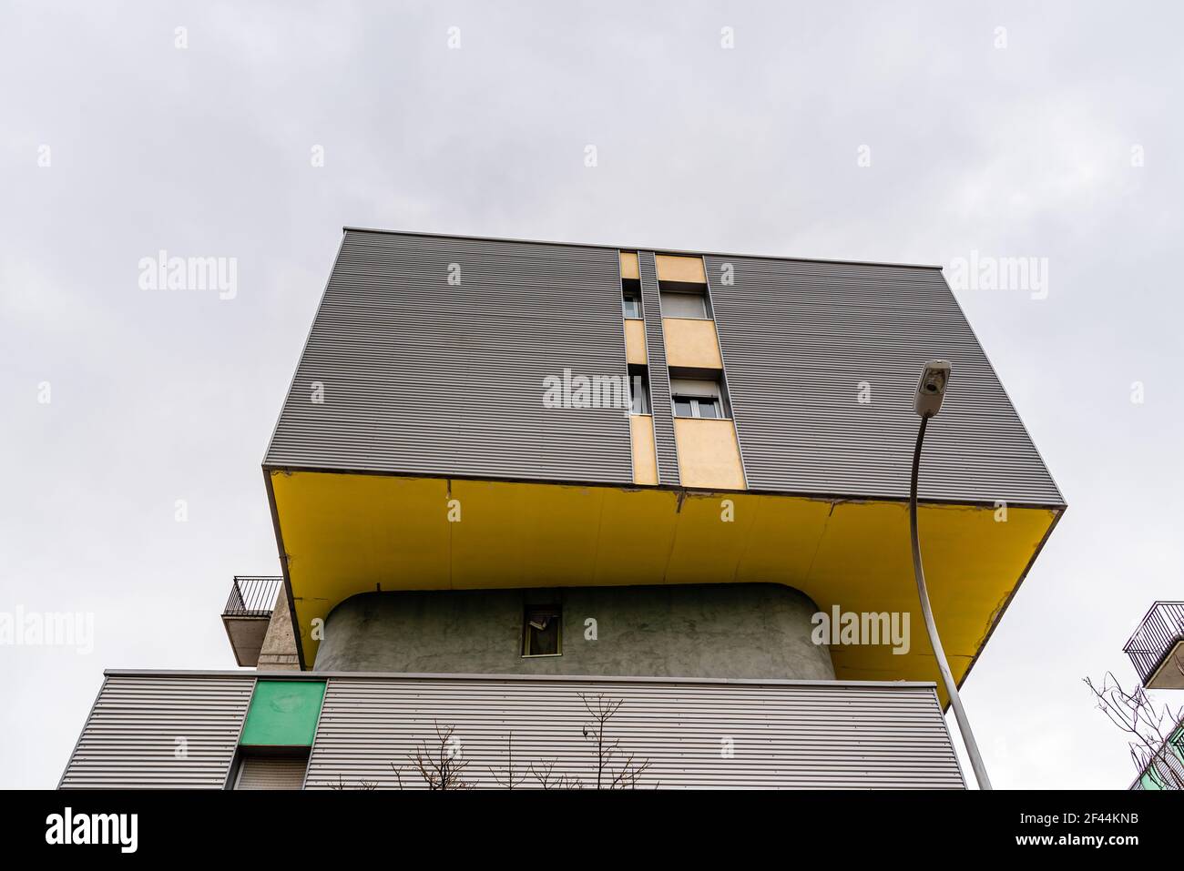 Madrid, España - 7 de marzo de 2021: Vivienda social moderna en la zona Ecobulevar del distrito de Vallecas. Bulevar de la naturaleza Foto de stock