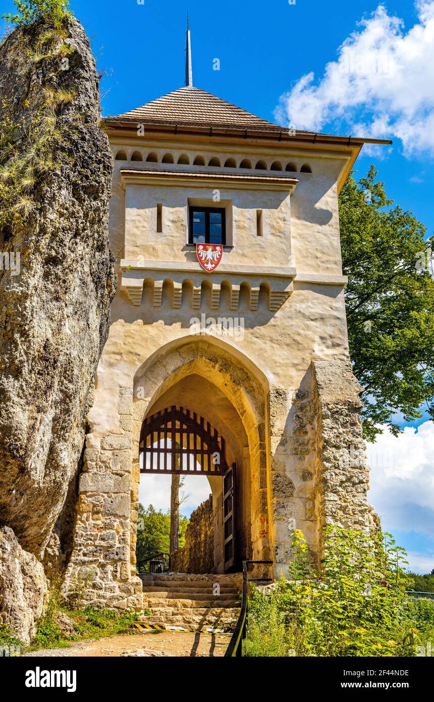 Ojcow, Polonia - 24 de agosto de 2020: Torre de la puerta y piedra caliza  paredes de