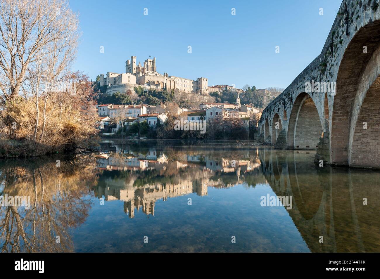 Pont Vieux y la Catedral de Saint Nazaire en el río Orb, en Béziers, en invierno, en Occitanie, Francia Foto de stock
