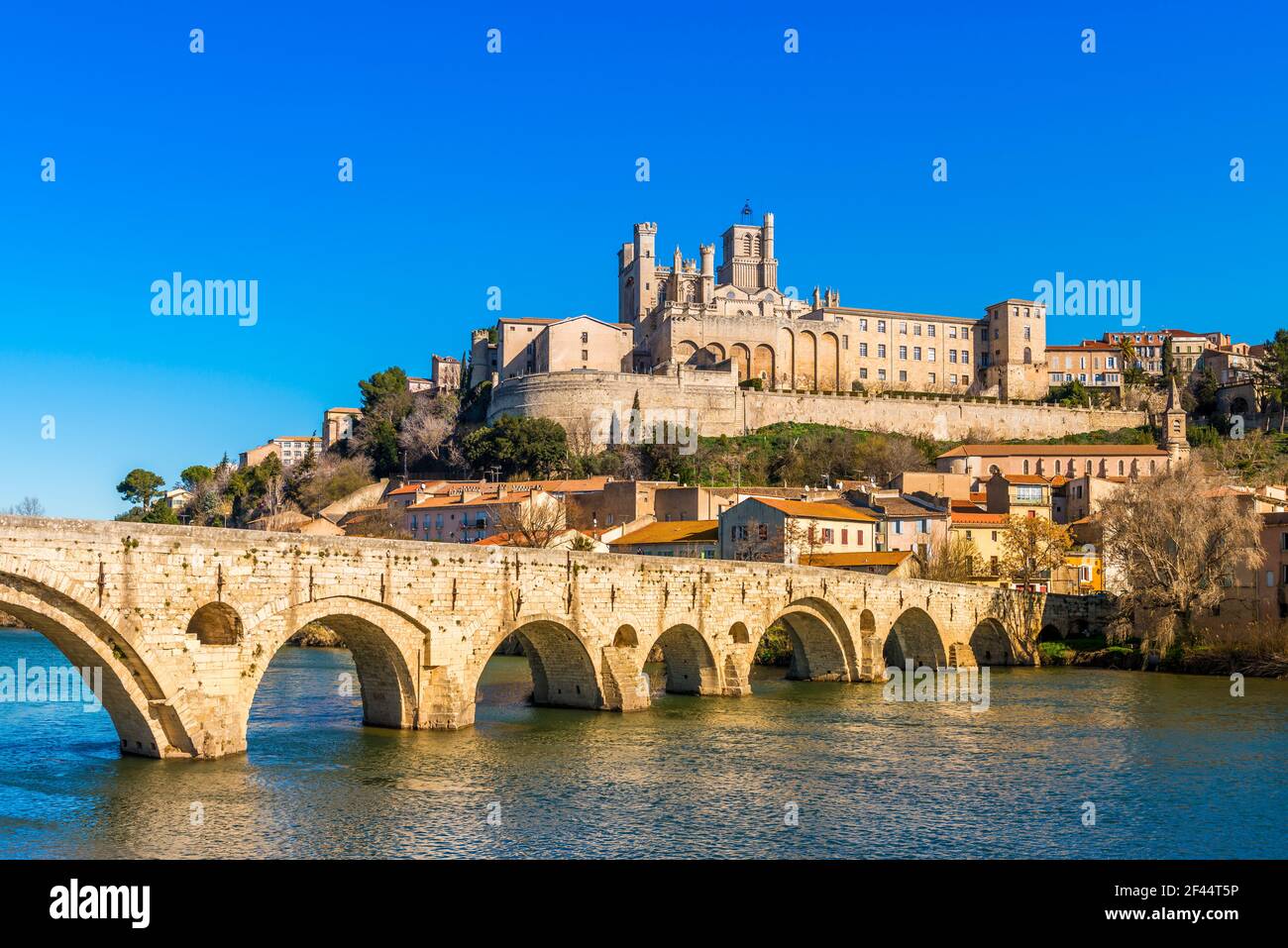 Pont Vieux y la Catedral de Saint Nazaire en el río Orb, en Béziers, en invierno, en Occitanie, Francia Foto de stock