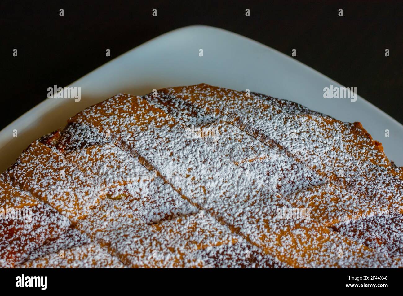 Primer plano de la pastiera napolitana, pastel típico italiano para la Semana Santa. Relleno de queso ricotta y fruta confitada, cubierto de azúcar en polvo. Foto de stock