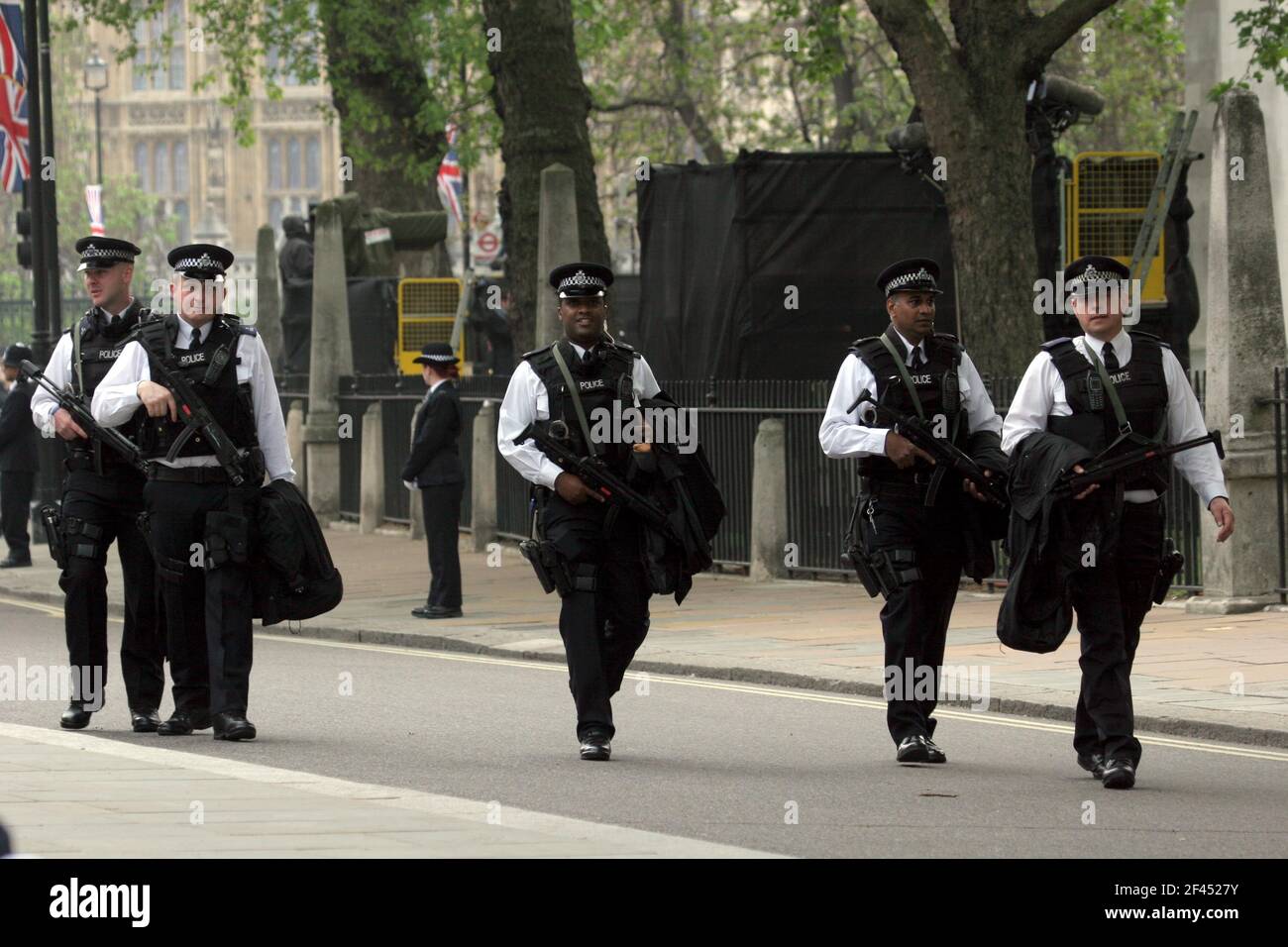 29 de abril de 2011. Westminster Abbey, Londres, Inglaterra. Día de la boda real. La presencia de la policía pesada a lo largo de la ruta y los alrededores de la Abadía de Westminster como enorme Foto de stock