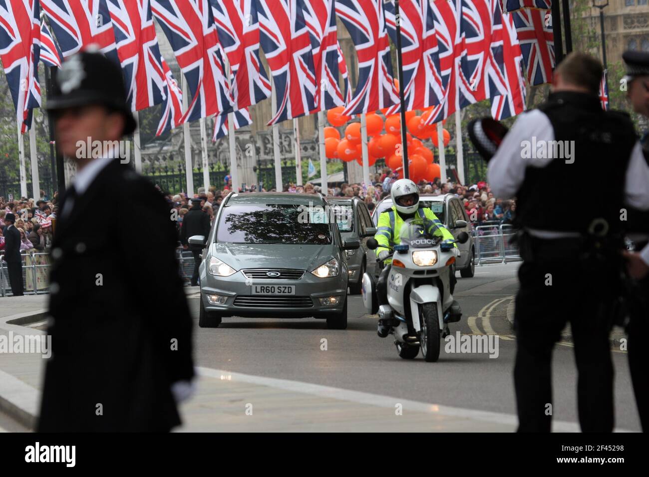 29 de abril de 2011. Westminster Abbey, Londres, Inglaterra. Día de la boda real. Fuerte presencia policial a lo largo de la ruta y los alrededores de la Abadía de Westminster. Enorme c Foto de stock