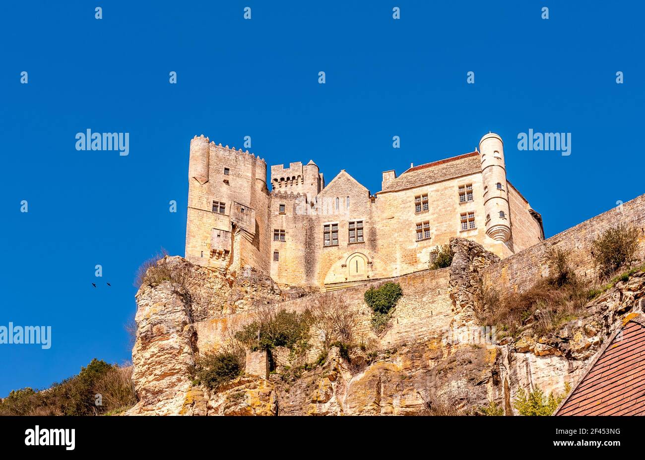 Castillo medieval de Beynac y Cazenac en Dordoña en Nueva Aquitania, Francia Foto de stock