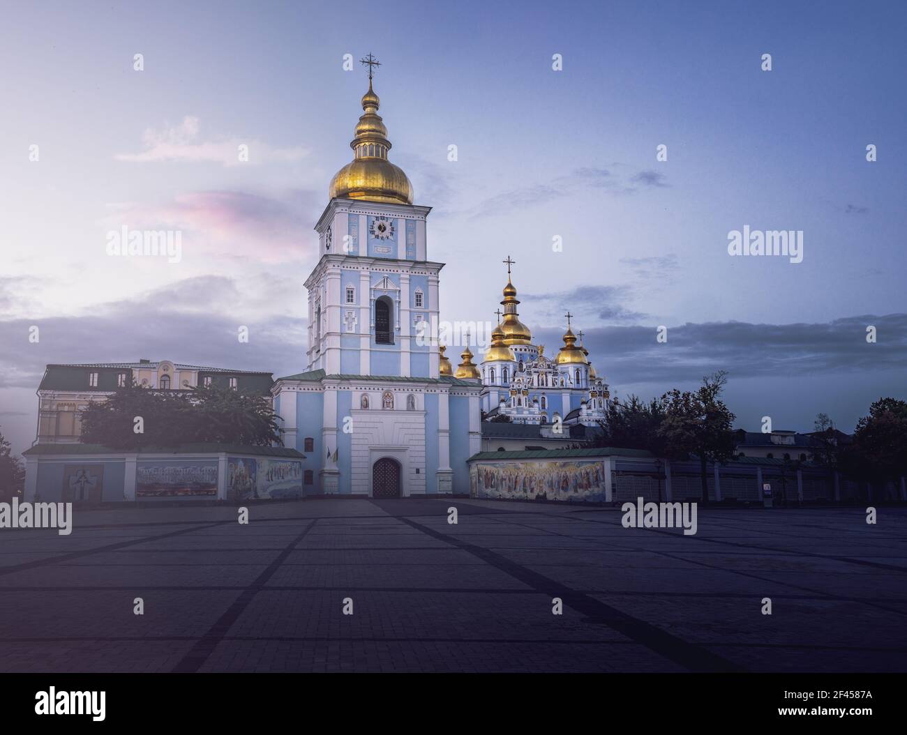 Monasterio de San Miguel de cúpulas doradas al atardecer - Kiev, Ucrania Foto de stock