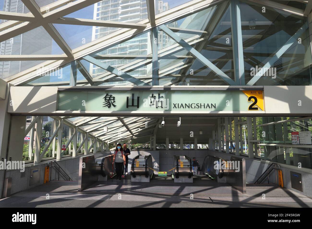 TAIPEI, TAIWÁN - 3 DE DICIEMBRE de 2018: La gente sale de la estación MRT en Xiangshan, Taipei. Taipei Mass Rapid Transit (MRT) Marca como Taipei Metro sirve a 746 millas Foto de stock