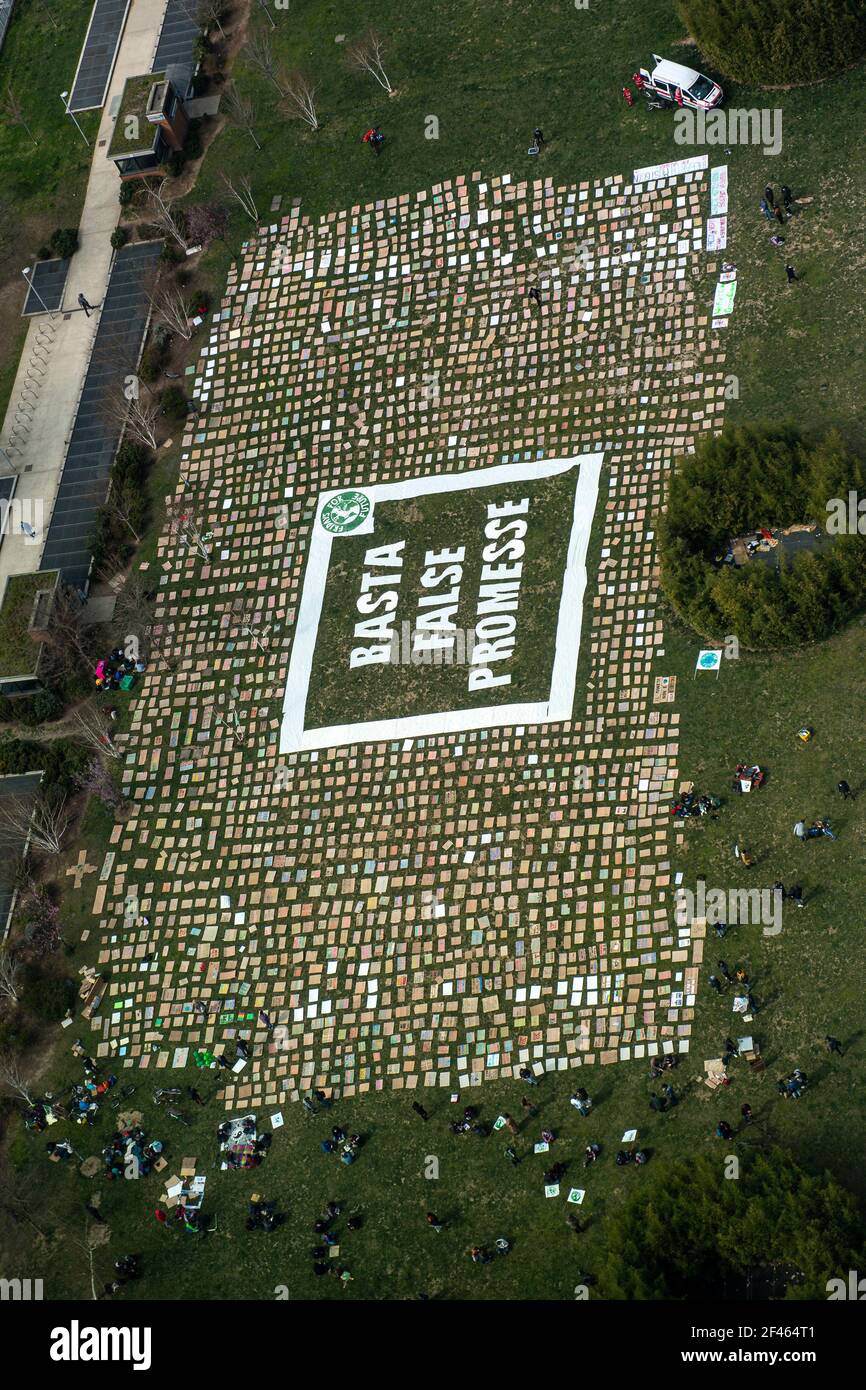 TURÍN, ITALIA - 19 de marzo de 2021: Una visión general muestra miles de carteles y la escritura "no más falsas promesas" durante la manifestación "Viernes para el futuro", un ataque climático mundial contra la inacción gubernamental hacia la degradación del clima y la contaminación ambiental. Debido a las medidas de coronavirus la manifestación fue estática y los manifestantes colocaron miles de pancartas en el suelo en el parque. (Foto de Nicolò campo/Sipa USA) Foto de stock