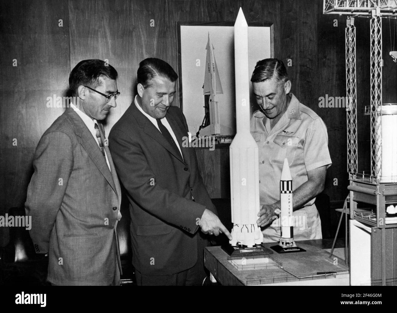 Wernher von Braun (1912-1977), ingeniero y mecánico aeroespacial, ante una maqueta del fuselaje del cohete Saturno. Foto de stock