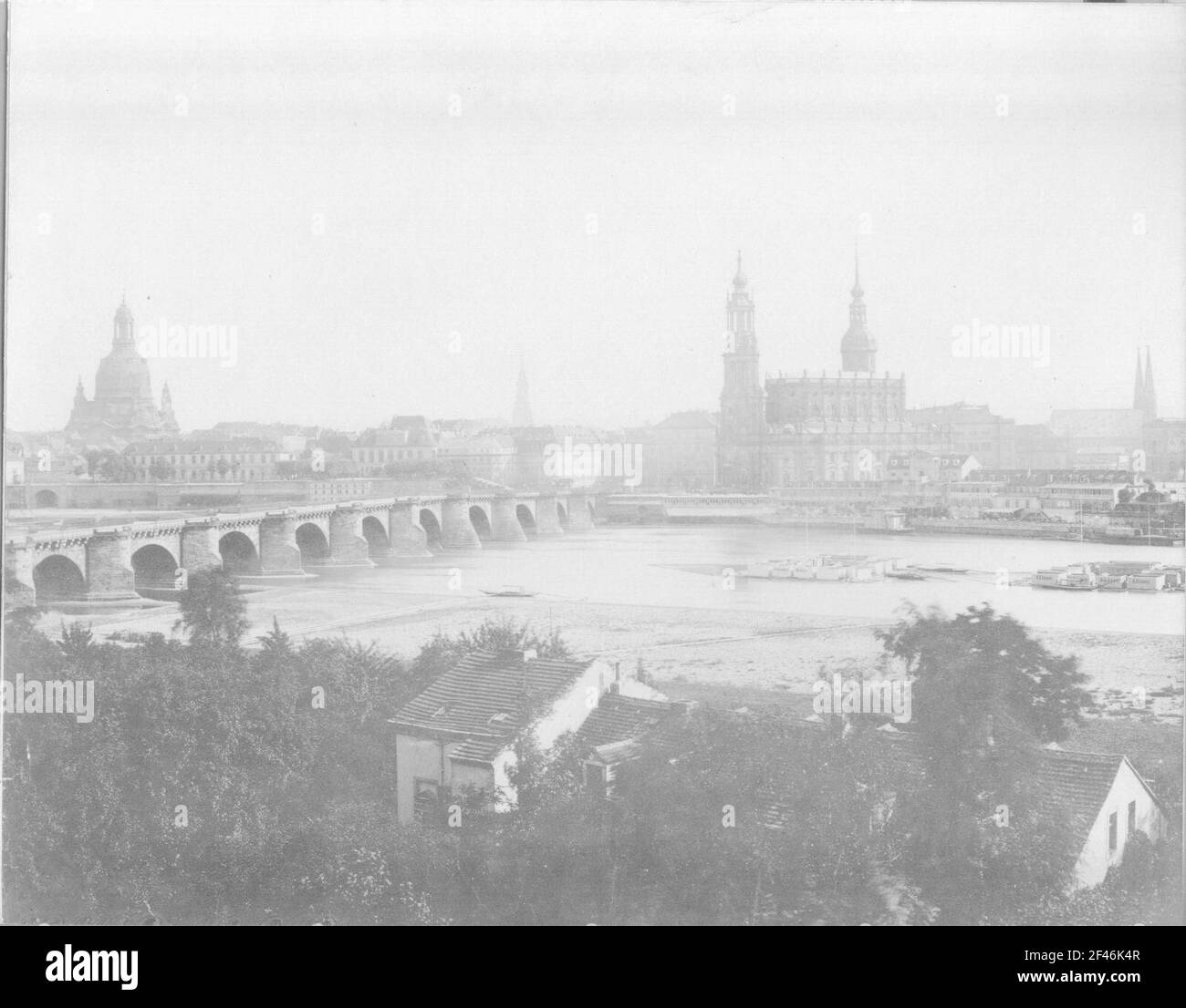Casco antiguo de Dresde. Vista desde el Neustädter Elbeufer sobre el puente Augustus Foto de stock