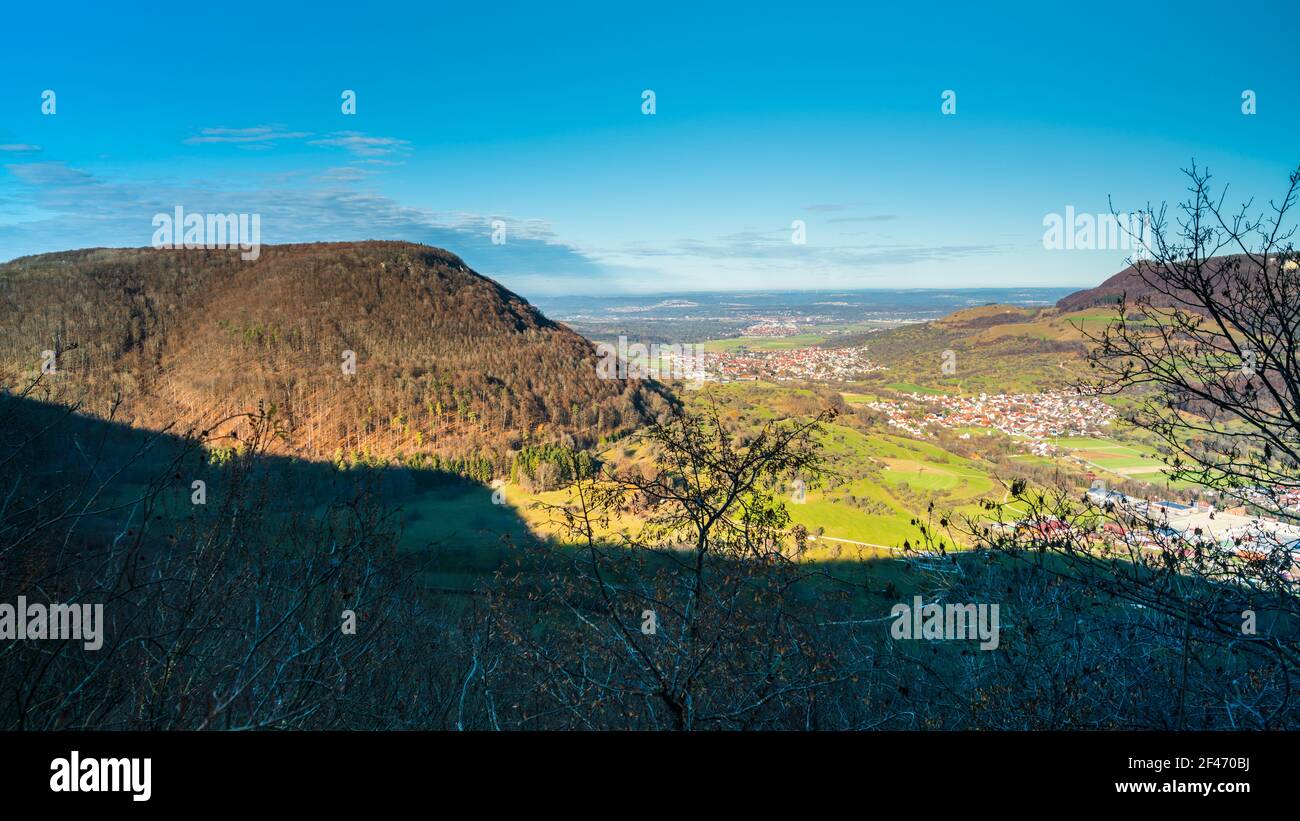 Alemania, Vista mágica sobre las montañas de swabian jura paisaje natural cerca de stuttgart con cielo azul y pequeño pueblo en el valle Foto de stock