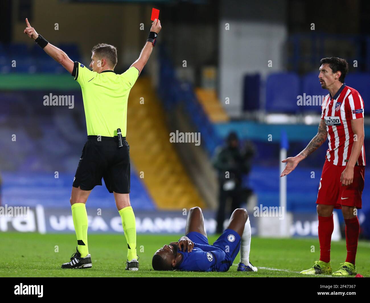 Árbitro, Daniele Orsato muestra a Stefan Savic del Atlético de Madrid una tarjeta  roja para el pique Antonio Rudiger del Chelsea - Chelsea contra Atlético de  Madrid, Liga de Campeones de la