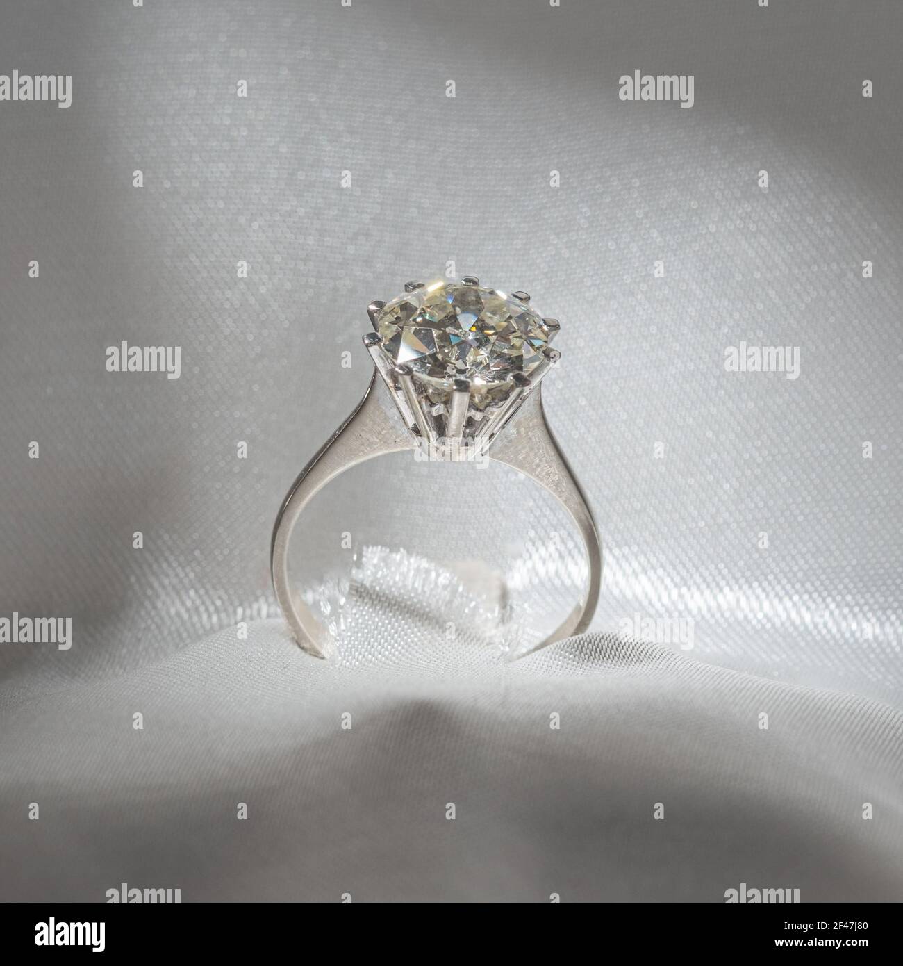 precioso solitair diamante brillante montado en anillo de oro blanco Foto de stock