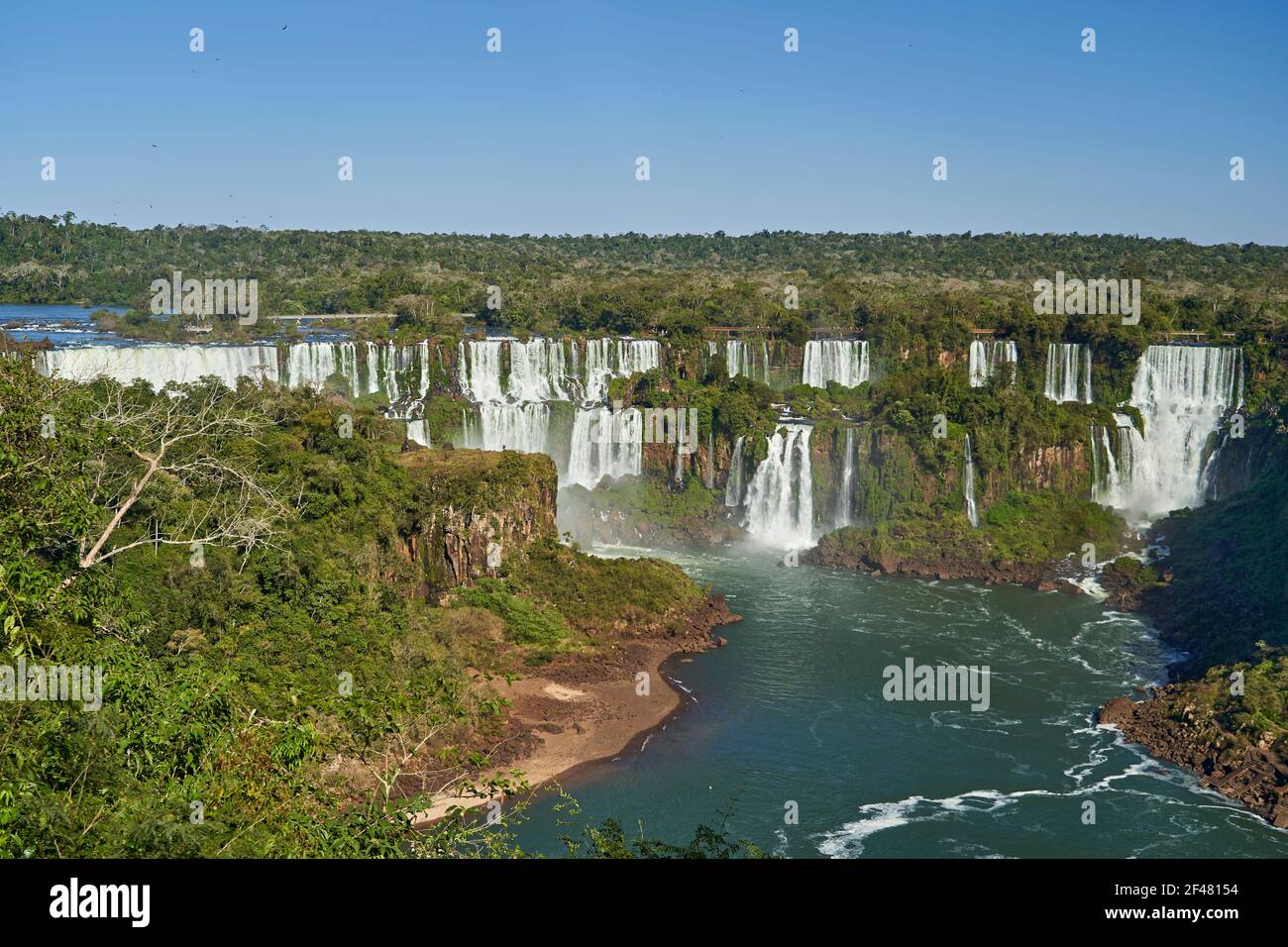 Las Cataratas de Iguazú o Cataratas de Iguazú, en la frontera de Argentina y Brasil, son la cascada más grande del mundo. Cascada muy alta con agua blanca en b Foto de stock