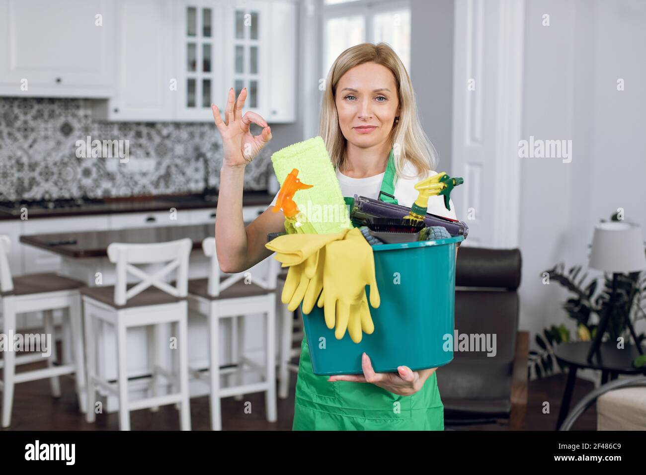 Una foto de una mujer asiática en un delantal y guantes preparándose para  el trabajo de limpieza 2875828 Foto de stock en Vecteezy